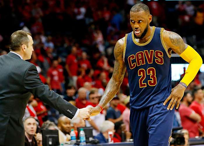 david-blatt-lebron-james-474160234.jpg